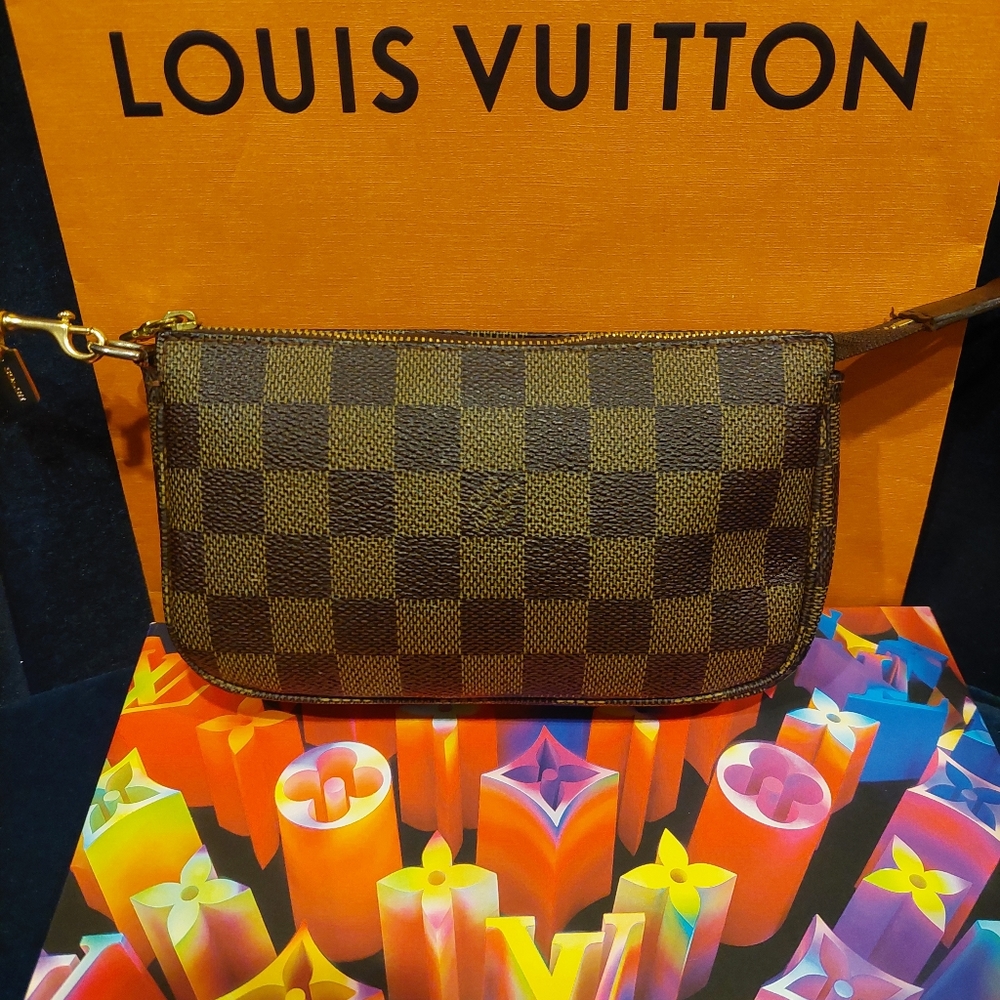Bucket Marais Pochette Louis Vuitton w/New Coach Gold Crossbody Chain